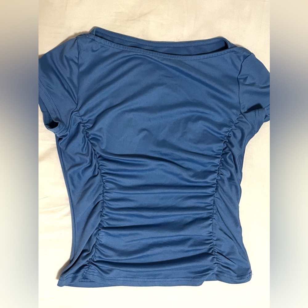 Fitted blue ruched short sleeve top